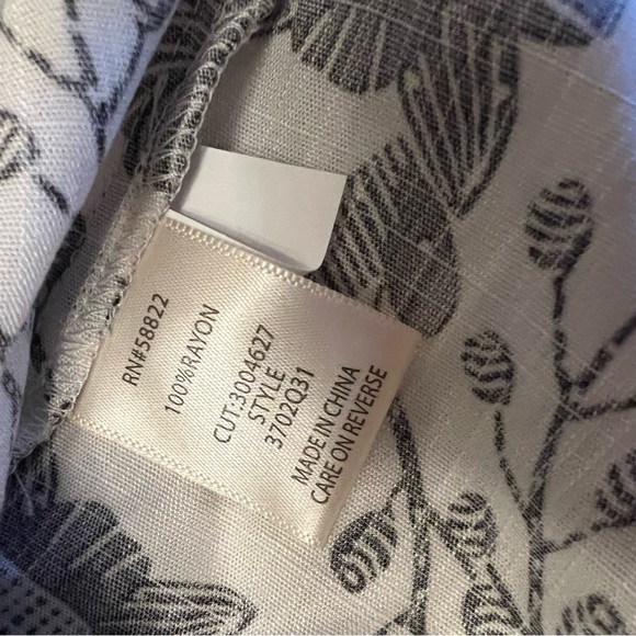 Max Studio Black & White print button up blouse. Women small. - Picture 4 of 8